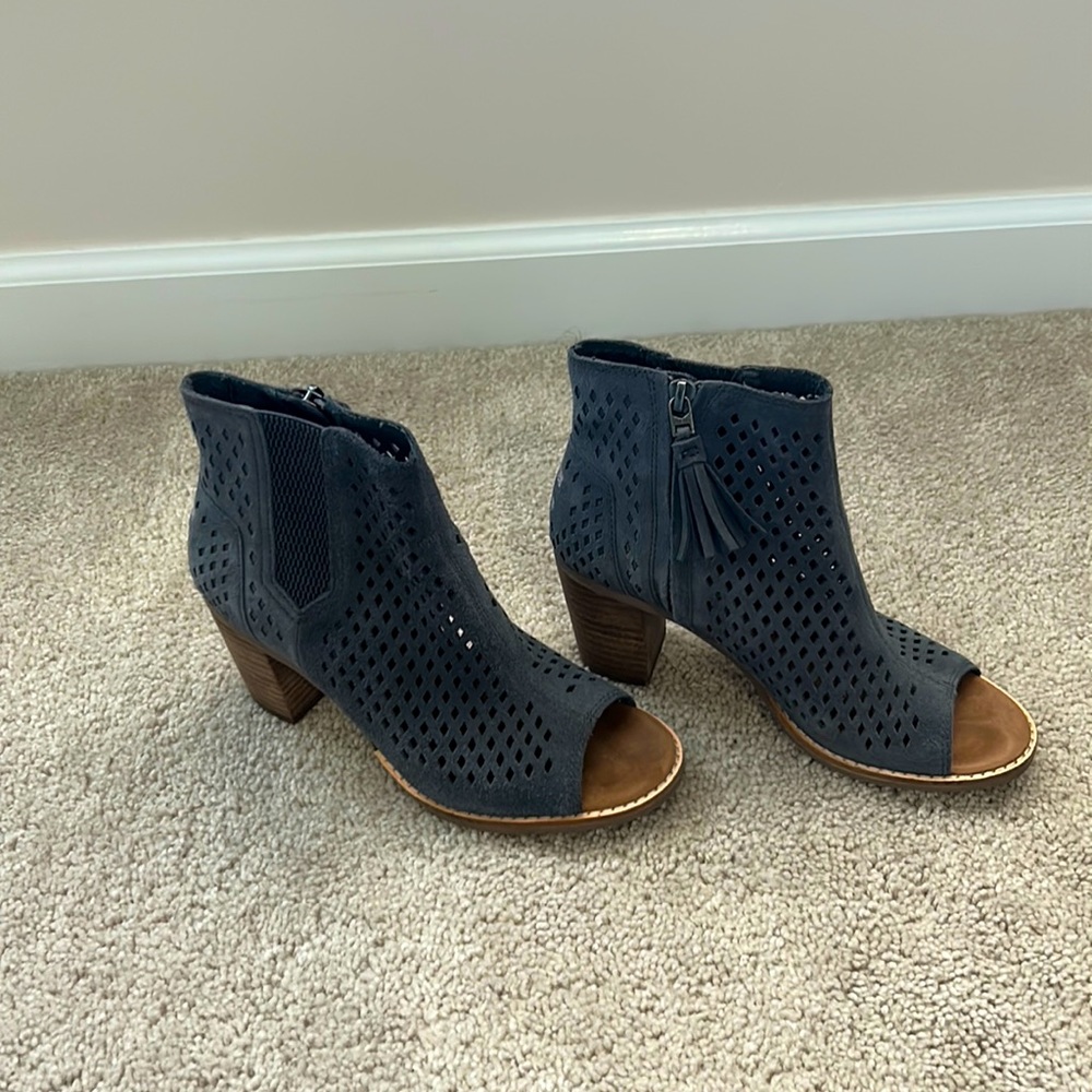Size 5.5 Toms! Beautiful color rarely worn